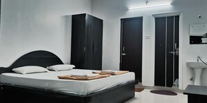 In-room safe, blackout curtains, free WiFi, bed sheets - Iroomz Hotel Gananjaya - Hostel (Kumta)