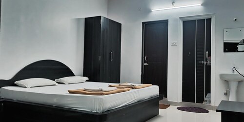 Iroomz Hotel Gananjaya - Hostel
