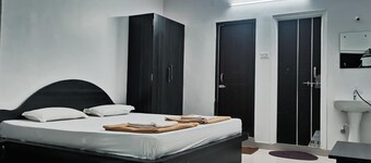 Iroomz Hotel Gananjaya - Hostel