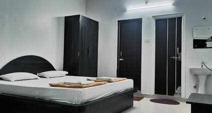 Iroomz Hotel Gananjaya - Hostel