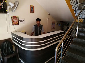 Reception - Iroomz Hotel Gananjaya - Hostel (Kumta)