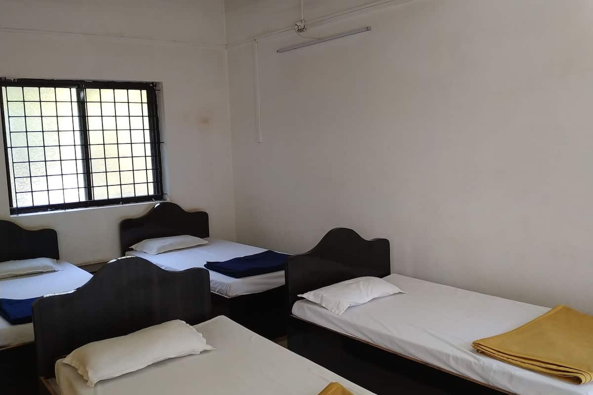 ห้องเบสิกสวีท, หลายเตียง (Non AC) | ตู้นิรภัยในห้องพัก, ผ้าม่านกันแสง, Wi-Fi ฟรี, ผ้าปูที่นอน