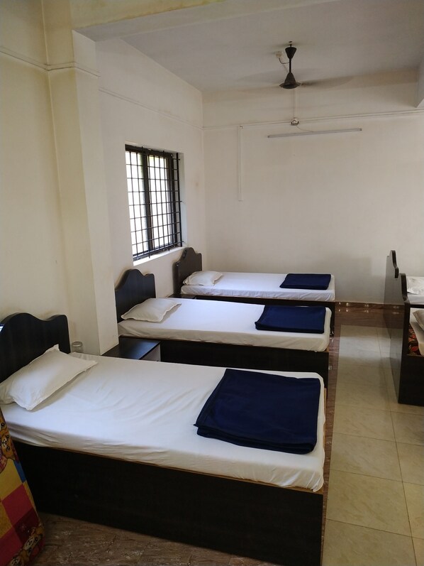 In-room safe, blackout curtains, free WiFi, bed sheets - Iroomz Hotel Gananjaya - Hostel (Kumta)