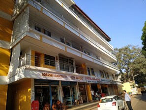Exterior - Iroomz Hotel Gananjaya - Hostel (Kumta)