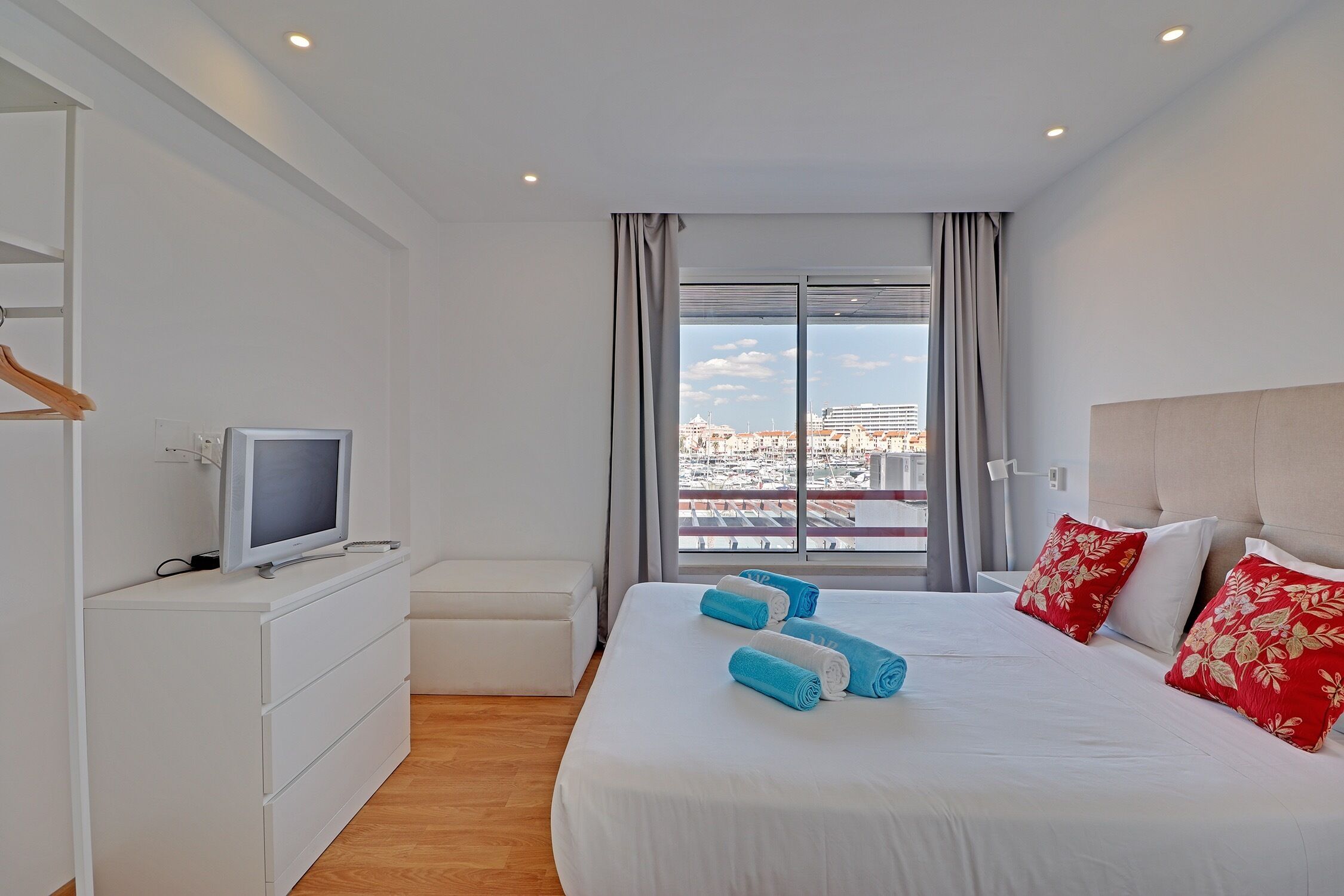 2 slaapkamers, een strijkplank/strijkijzer, internet, beddengoed