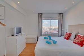 2 slaapkamers, een strijkplank/strijkijzer, internet, beddengoed