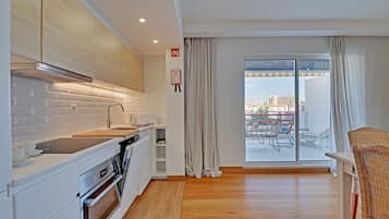 Een koelkast, een magnetron, een oven, een kookplaat