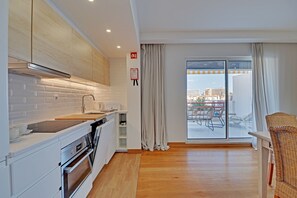 Een koelkast, een magnetron, een oven, een kookplaat