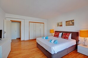 2 bedrooms, iron/ironing board, internet, bed sheets
