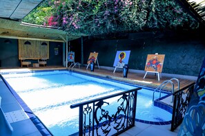 Außenpool, Sonnenschirme, Liegestühle