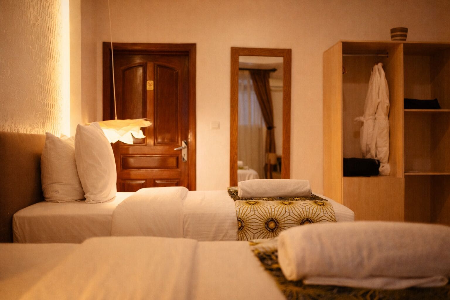 Habitación Confort con 1 cama doble o 2 individuales | Sábanas de algodón egipcio, ropa de cama de alta calidad, caja fuerte