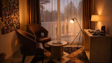 ملاءات من القطن المصري وأغطية فراش متميزة وخزنة داخل الغرفة