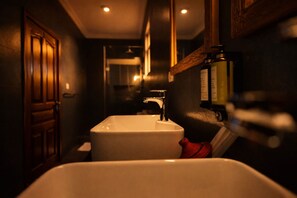 Combined shower/bathtub, rainfall showerhead, free toiletries - Amata n'Ubuki Boutique Hotel (Kigali)