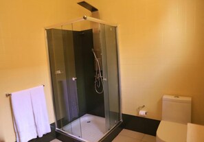 Chambre Confort Double ou avec lits jumeaux, 1 chambre (Mountain View) | Salle de bain