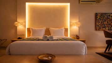 ملاءات من القطن المصري وأغطية فراش متميزة وخزنة داخل الغرفة