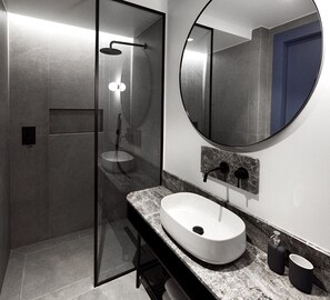 Appartement Exécutif, vue mer (R5) | Salle de bain | Douche, douche à « effet pluie », articles de toilette gratuits