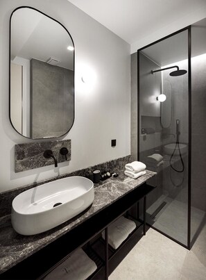 Deluxe Apartment, Courtyard View (R1) | Bathroom | Shower, rainfall showerhead, free toiletries, hair dryer