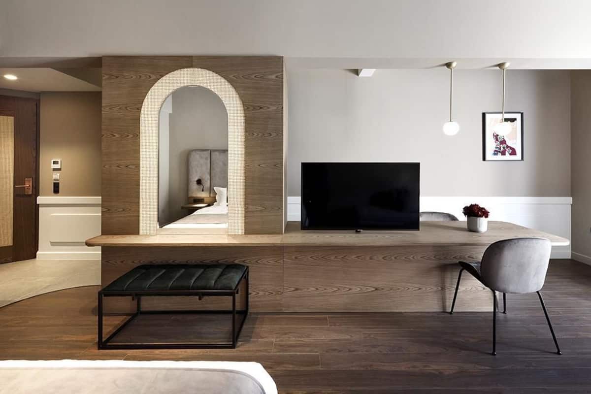 Deluxe appartement, uitzicht op zee (R6) | Woonruimte | Een 45-inch flatscreentelevisie met satellietzenders en een smart-tv