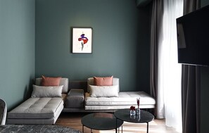 Deluxe-huoneisto, kaupunkinäköala (R3) | Olohuone | 45–tuumainen taulutelevisio, jossa satelliittikanavat