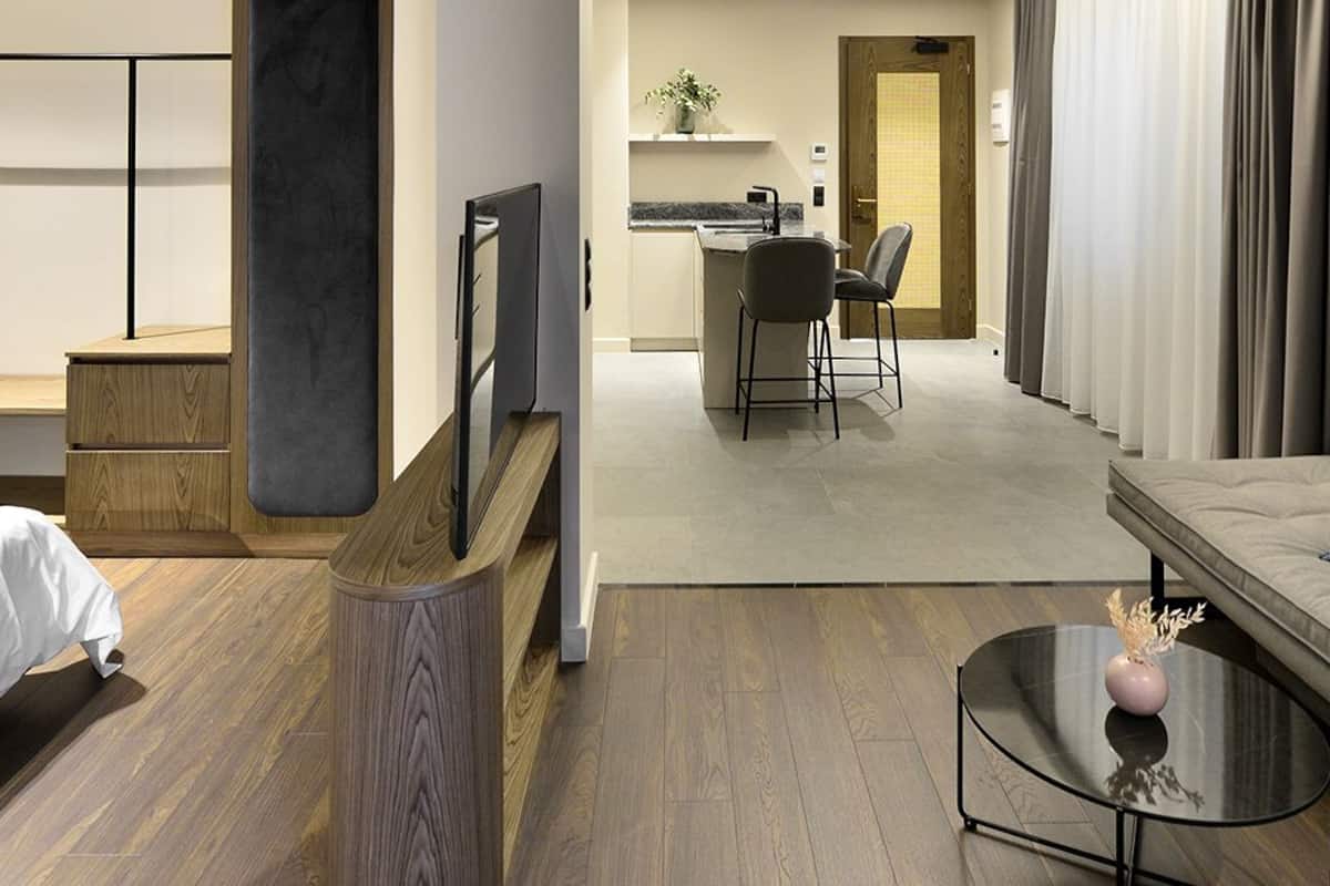 Executive appartement, uitzicht op binnenplaats (R9) | Woonruimte | Een 45-inch flatscreentelevisie met satellietzenders en een smart-tv