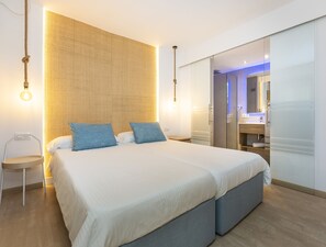 Een kluis op de kamer, een bureau, babybedden (toeslag), gratis wifi