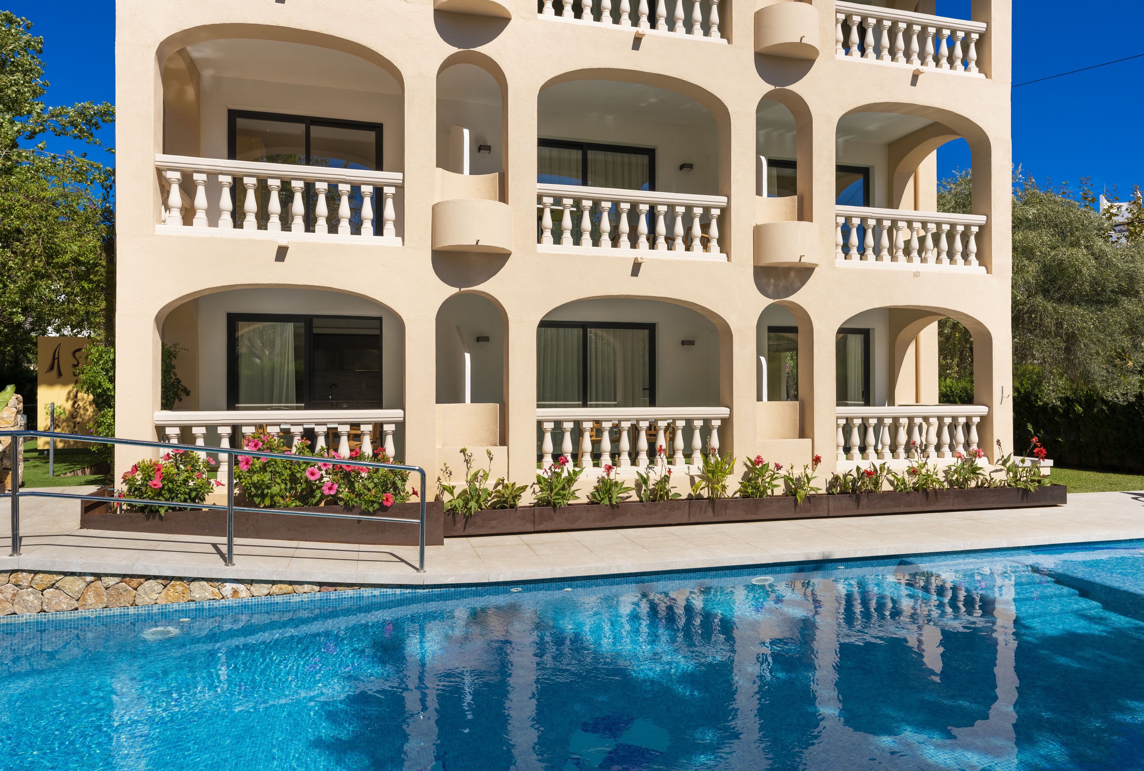 Outdoor pool, sun loungers