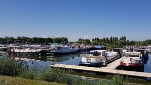 A marina with several boats docked at a wooden pier. - Les Petites Forges Centre Historique Auxonne 120 m2 (5' from A39 freeway) (Auxonne)