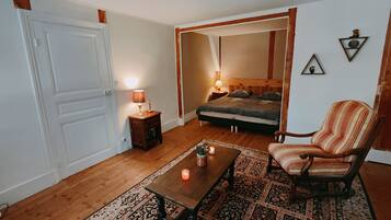 2 dormitorios, tabla de planchar con plancha, cuna de viaje