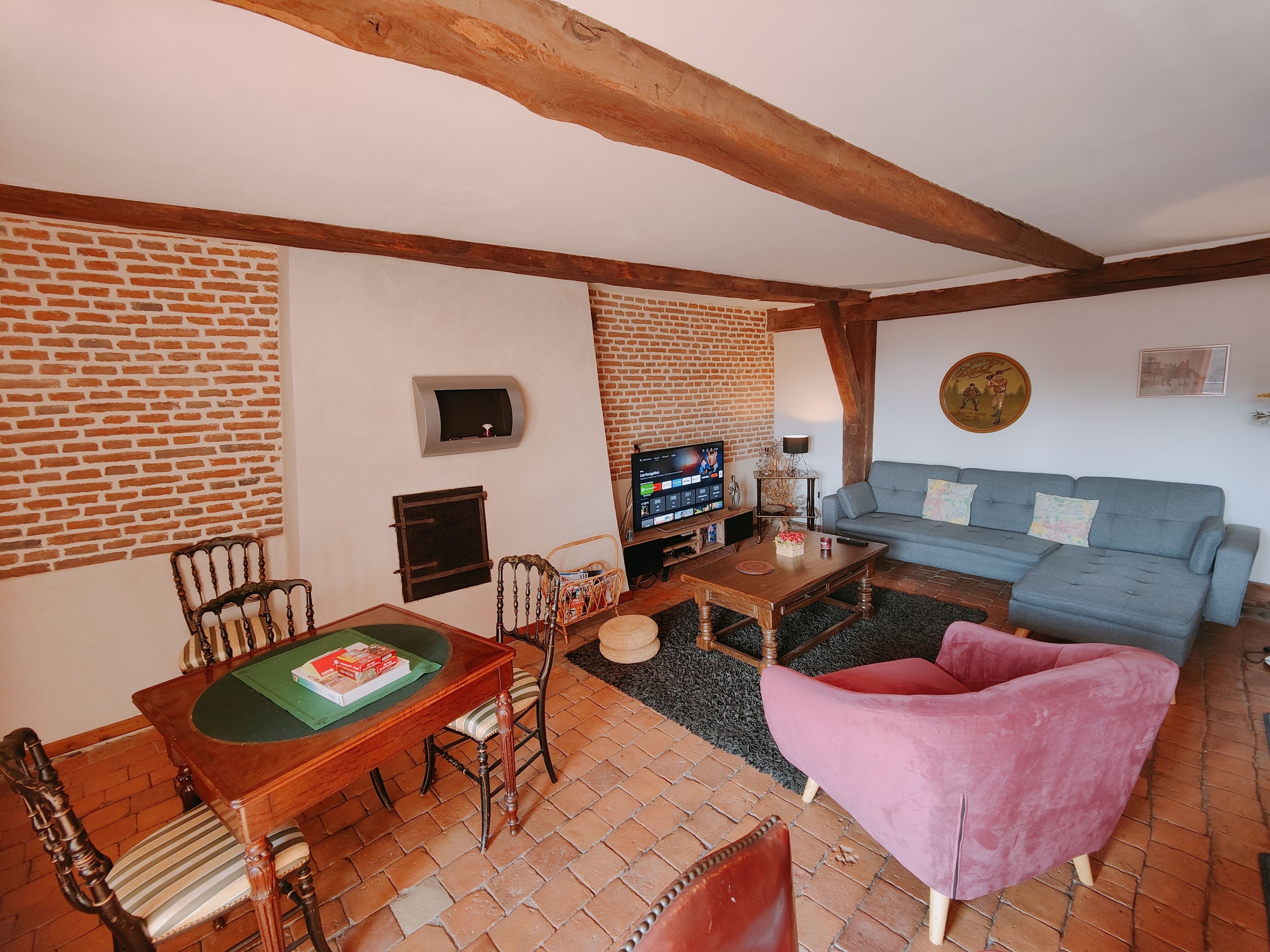 Smart-tv, een open haard, videospelletjes en een dvd-speler