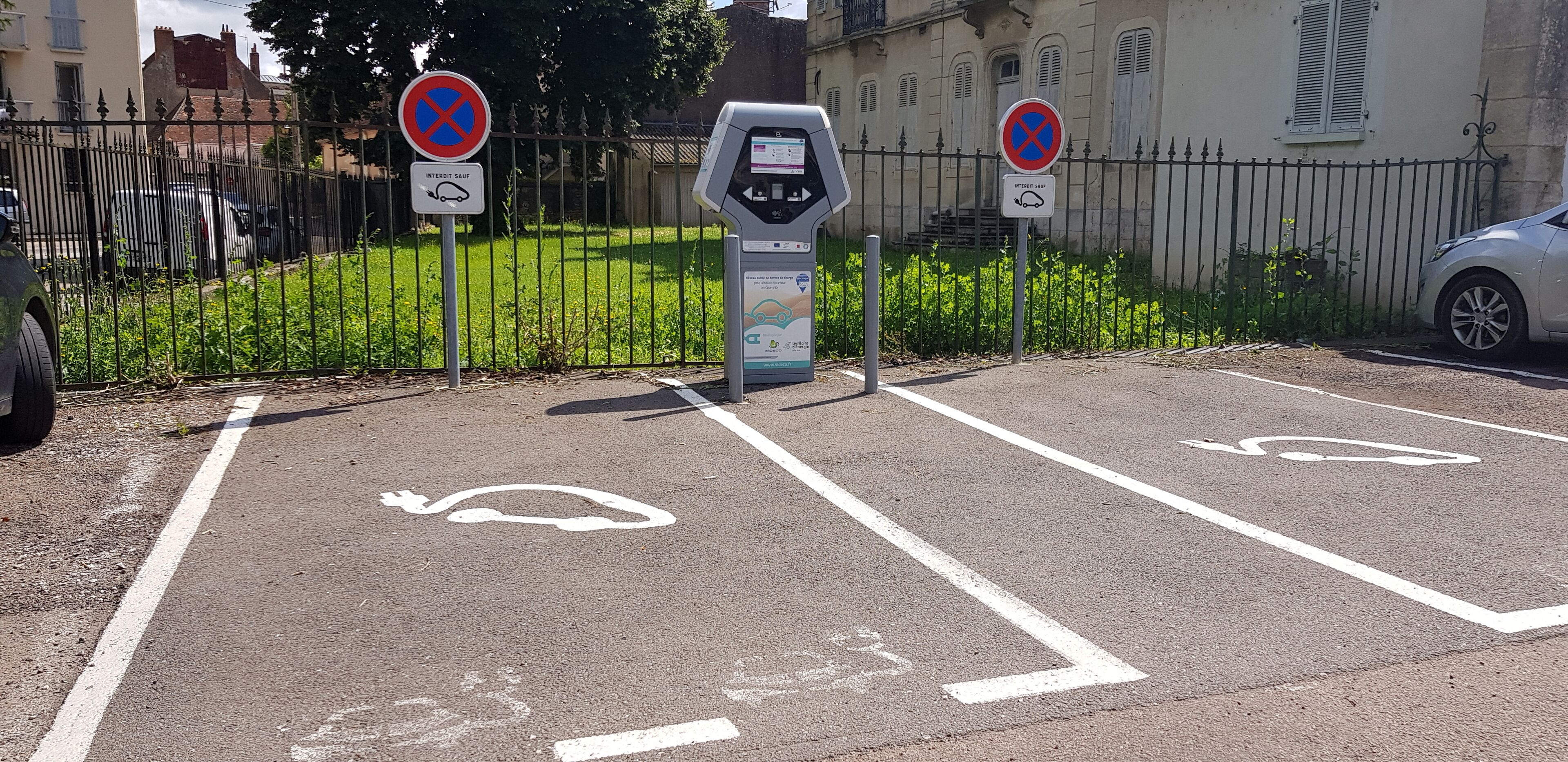 Ein Parkplatz mit ausgewiesenen Fahrradwegen und einem Automaten zur Ticketabgabe.