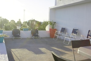 Apartamento conforto, 2 quartos, vista para a praia | Terraço/pátio