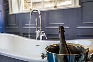 Baignoire, sĂšche-cheveux, serviettes fournies