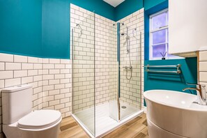 Bathtub, hair dryer, towels - The School House - sleeps 2 guests  in 1 bedroom (York)