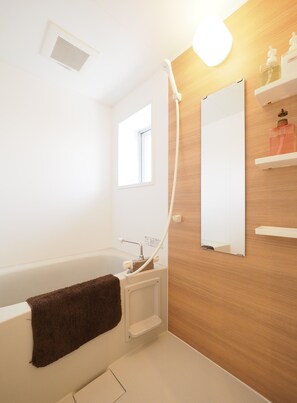 Quadruple Room | Bathroom | Combined shower/bathtub, free toiletries, hair dryer - La Lumiere Oroku 503 (Naha)