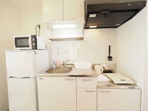 Habitación cuádruple | Cocineta privada | Refrigerador, microondas, parrilla de estufa y utensilios de cocina 