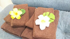 쿼드룸 | 욕실 | 샤워기/욕조 결합, 수중안마 샤워기, 무료 세면용품, 헤어드라이어