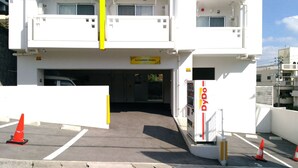 Een gebouw met een bord waarop 