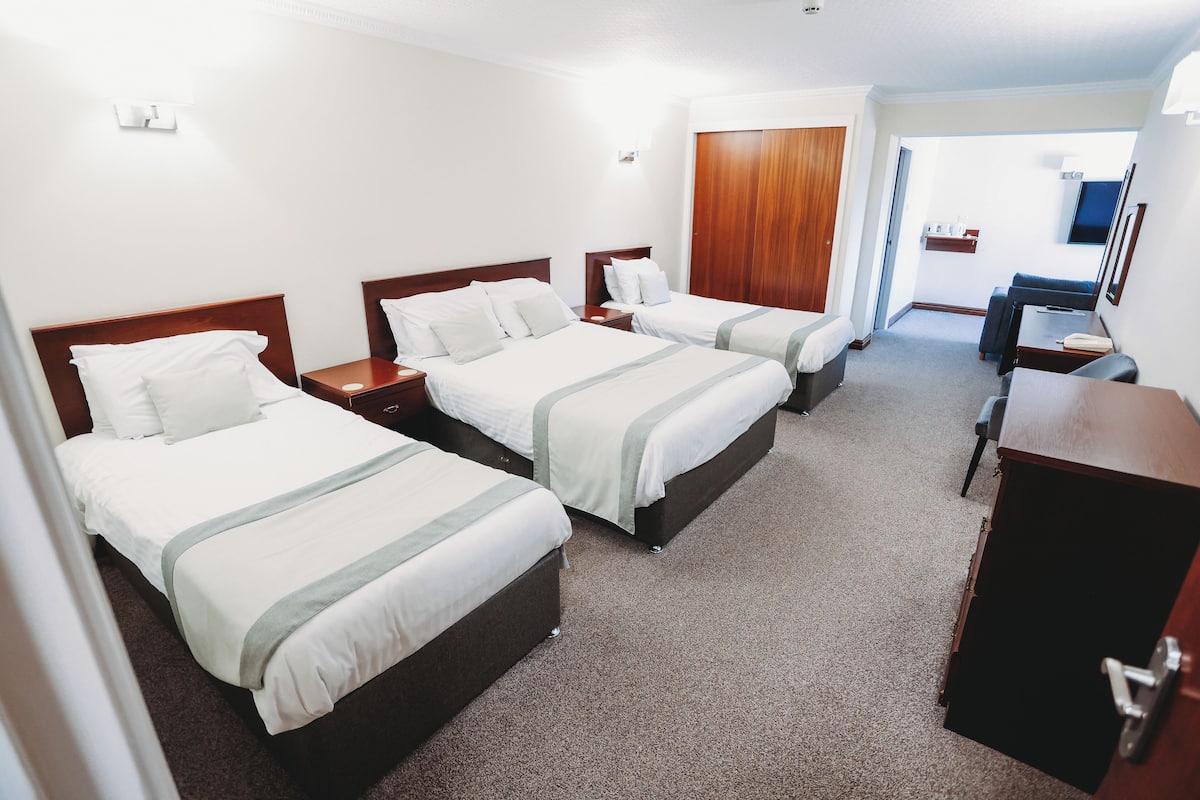 Family Room | Desk, laptop workspace, iron/ironing board, free WiFi