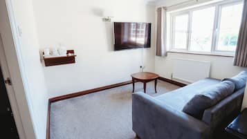 Family Room | Desk, laptop workspace, iron/ironing board, free WiFi