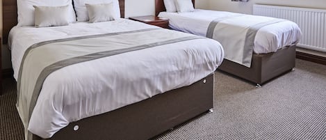 Chambre avec lits jumeaux, plusieurs lits
