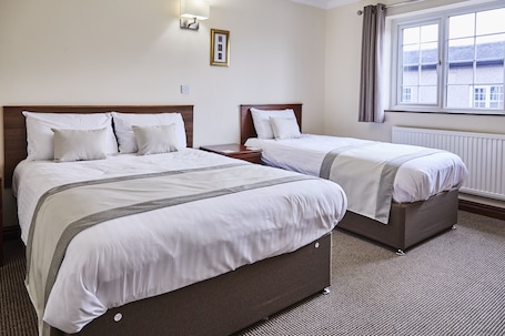 Twin Room, Multiple Beds | Desk, laptop workspace, iron/ironing board, free WiFi