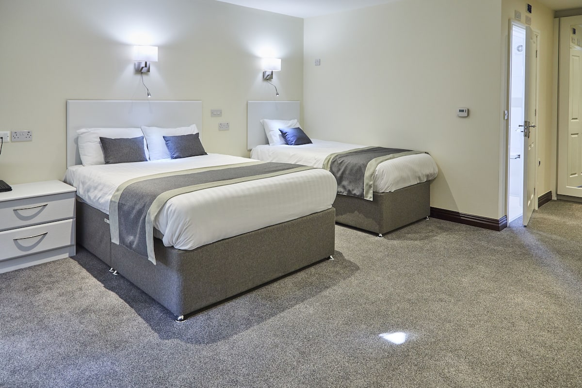 Accessible Double or Twin Room, Multiple Beds | Desk, laptop workspace, iron/ironing board, free WiFi