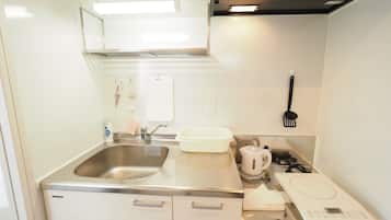 Quarto quádruplo | Cozinha americana privada | Geladeira, micro-ondas, cooktop, talheres/pratos/utensílios de cozinha