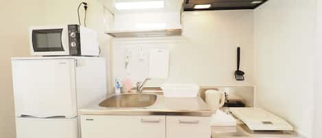 Quarto quádruplo | Cozinha americana privada | Geladeira, micro-ondas, cooktop, talheres/pratos/utensílios de cozinha