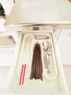 Habitación cuádruple | Cocineta privada | Refrigerador, microondas, parrilla de estufa y utensilios de cocina 