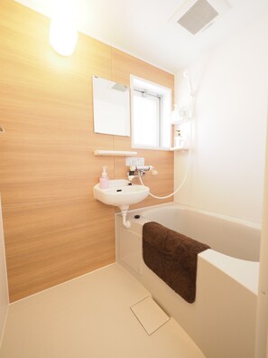 Habitación cuádruple | Baño | Tina con regadera, amenidades de baño gratuitas, secadora de cabello 