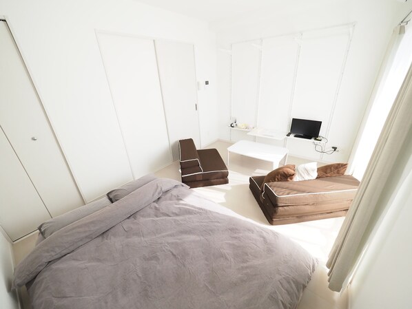 Tabla de planchar con plancha, wifi gratis y ropa de cama