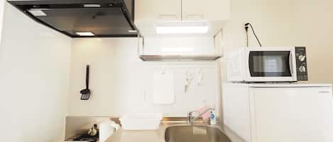 Vierbettzimmer | Eigene Kochnische | Kühlschrank, Mikrowelle, Herdplatte, Kochgeschirr/Geschirr/Besteck