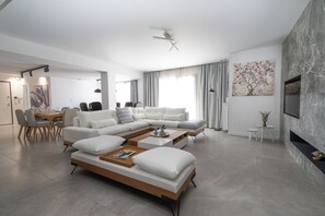 Appartement Premium, 3 chambres, balcon, vue ville (H601) | Coin séjour | TV connectée