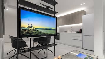 Luxury-Apartment, 2 Schlafzimmer (H503) | Wohnbereich | Smart-TV